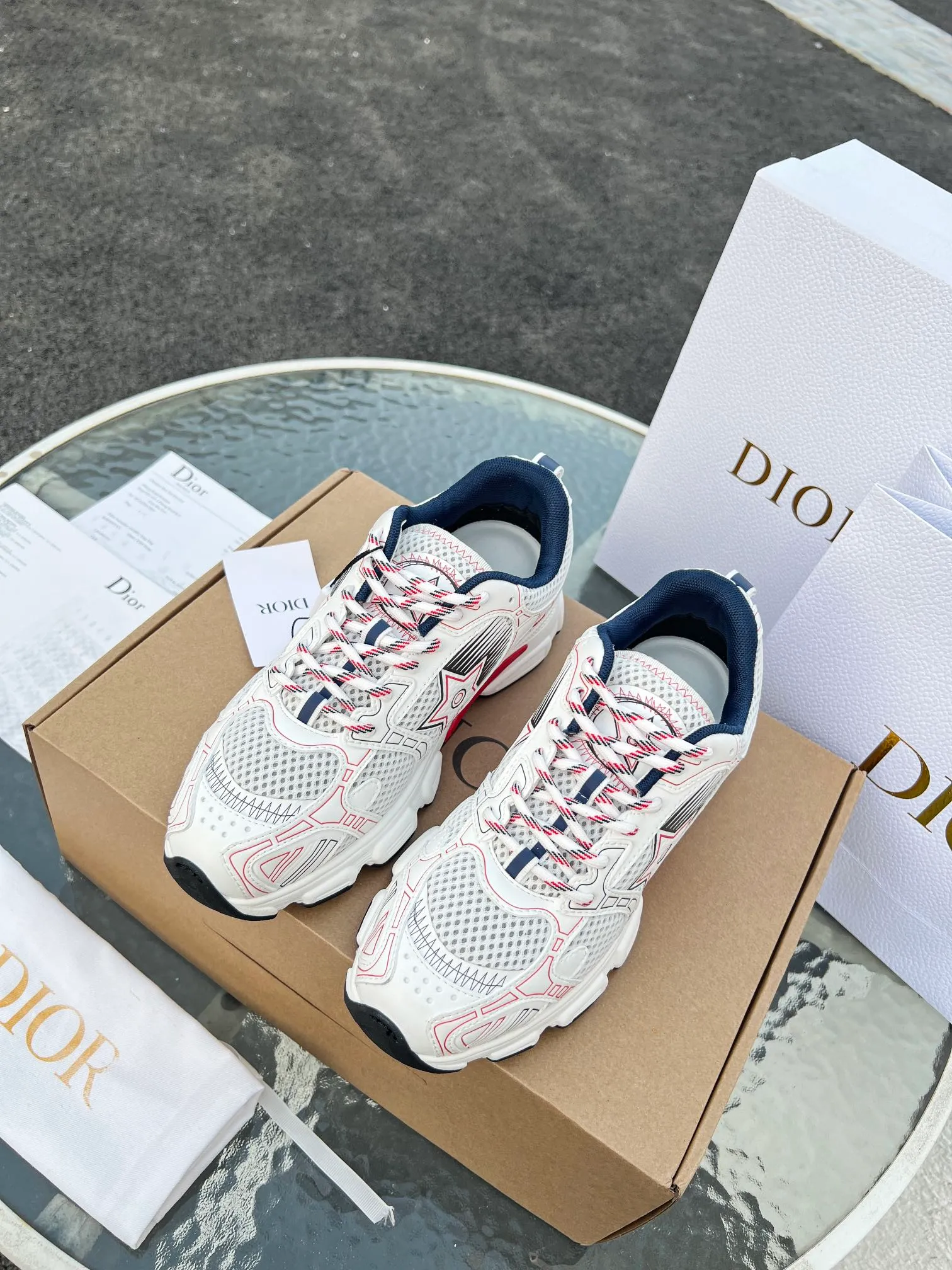 👟👟Ex-factory price 600👟👟 High version couple model🍸 Dior Dior | 2024 ˢˢDilraba, many stars have the same style. L’s 2024 spring and summer new products. The latest popular Chrono series, thick-soled mesh color-blocking running shoes, dad shoes, casual sports shoes series〰 Original purchase, development and production👍🏻This Dior Chrono sneaker is made of white and black mesh fabric with leather effect panels. The CD logo on both sides, the star patch on the tongue and the Dior logo on the heel, many details highlight the style. The two-tone laces, lightweight sole and star embellishment allow for a casual look all year round, complementing a variety of casual or elegant pieces. ♺Upper: Original imported first-layer cowhide + mesh ♺Inner lining: Original customized breathable lining ♺Outsole: Original molded EVA super light and super soft outsole ♺Heel height: 4.5cm ♺Size: Female 35-41 Male 39-45 (Female 40.41 Male 45 customized)